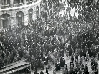 Demonstration in der Öffentlichen Bibliothek auf dem Newski-Prospekt, St. Petersburg, 20.-21. April 1917